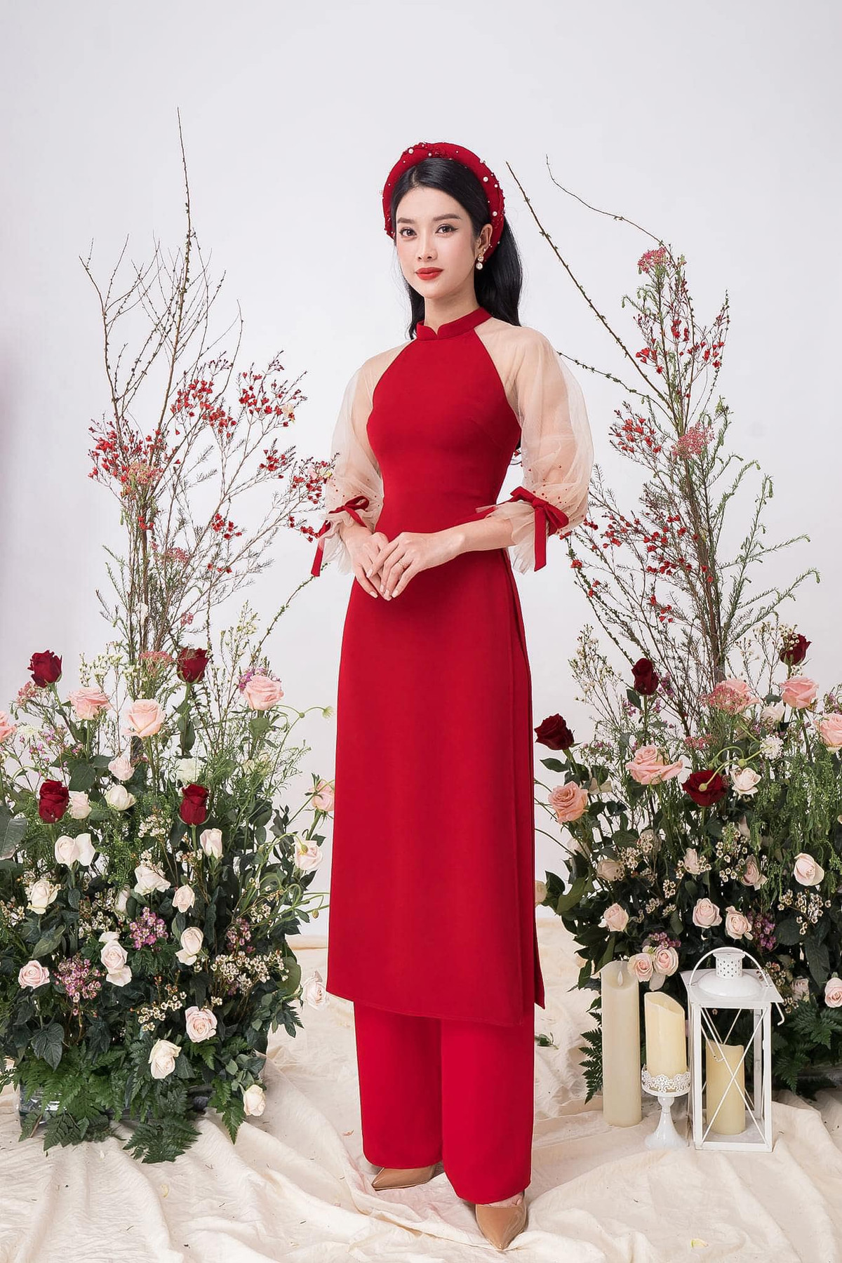 Trình Mỹ Duyên cực kỳ duyên dáng trong tà táo dài đỏ phối tay voan điệu đà. Ảnh: FBNV.