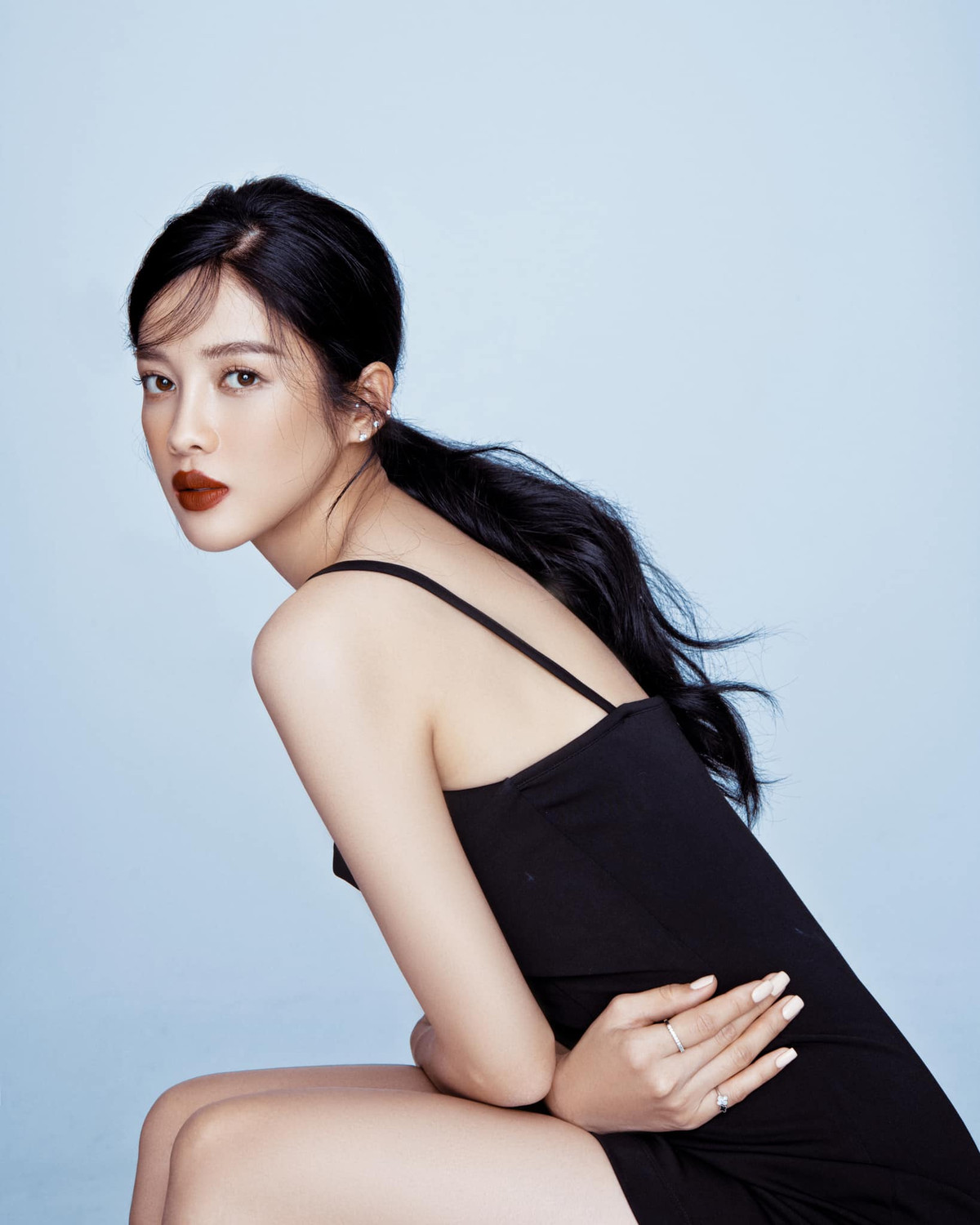 Sở hữu làn da trắng sáng và vóc dáng gợi cảm, cô nàng tự tin thường xuyên diện các trang phục khoe vai thon.