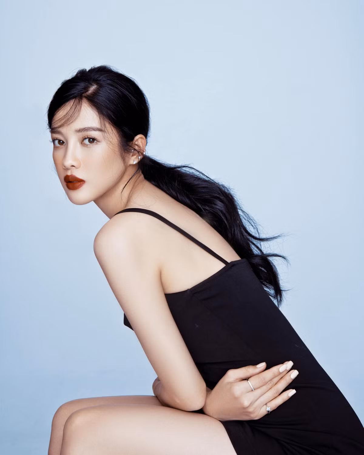 Sở hữu làn da trắng sáng và vóc dáng gợi cảm, cô nàng tự tin thường xuyên diện các trang phục khoe vai thon.