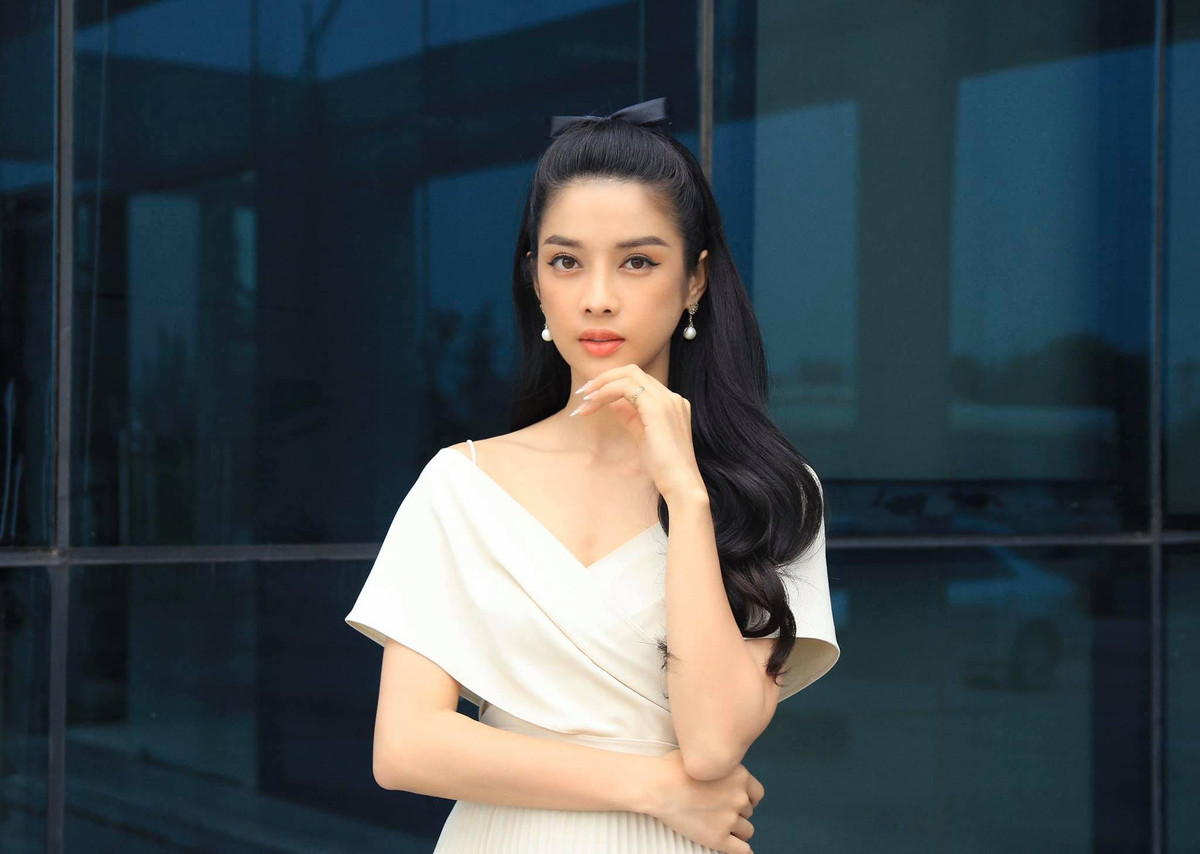 Bên cạnh những hình ảnh gợi cảm, Mỹ Duyên cũng chuộng các trang phục nữ tính, dịu dàng.