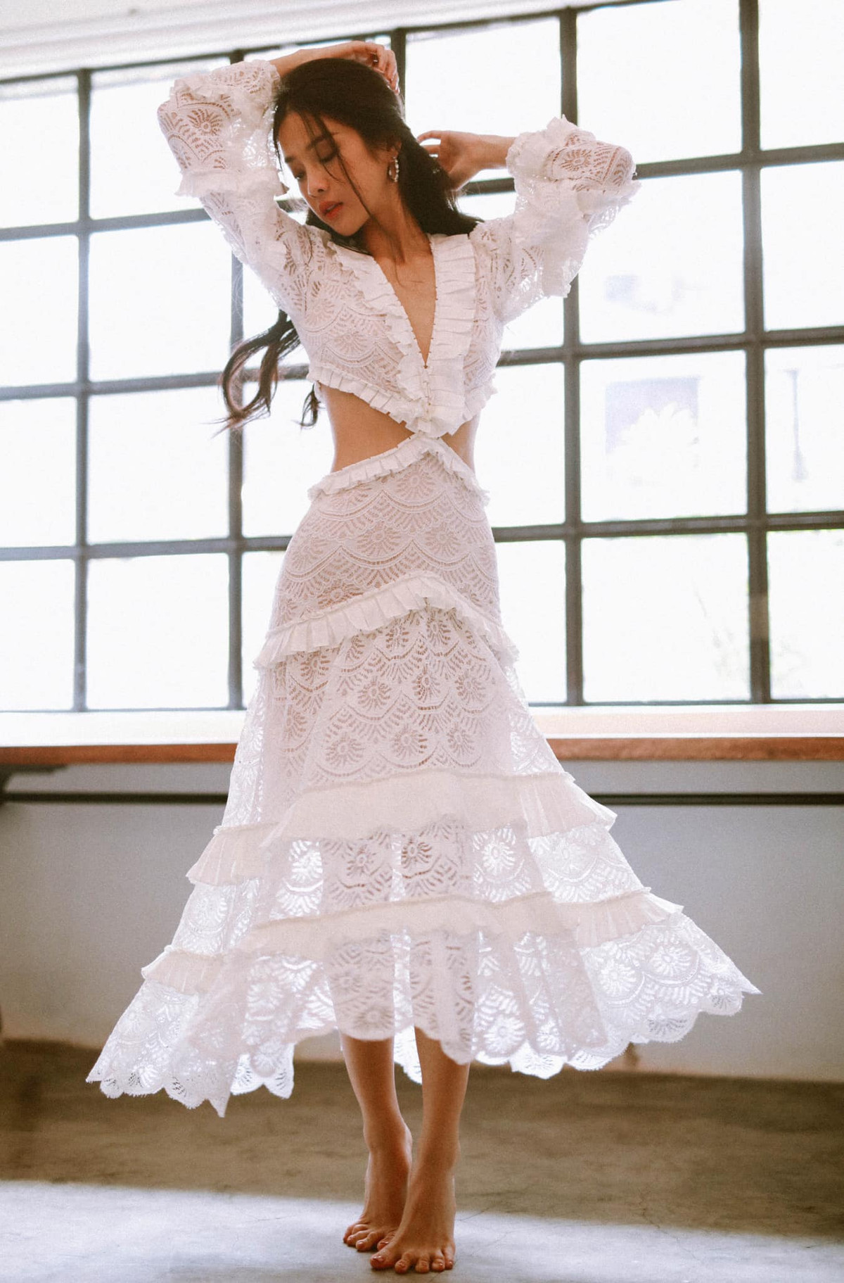 Người đẹp xứ Tuyên sở hữu gương mặt thanh thoát và vẻ ngoài mong manh, gu ăn mặc gợi cảm, quyến rũ.