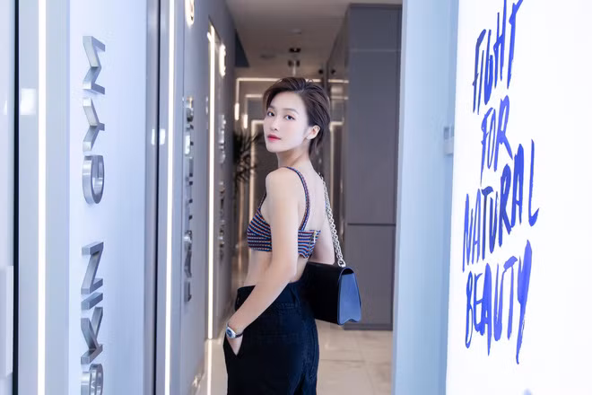 Hot girl đặc biệt tự hào với vòng eo phẳng lỳ cùng những múi cơ hết sức gợi cảm.
