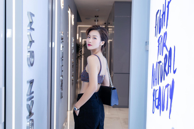 Hot girl đặc biệt tự hào với vòng eo phẳng lỳ cùng những múi cơ hết sức gợi cảm.