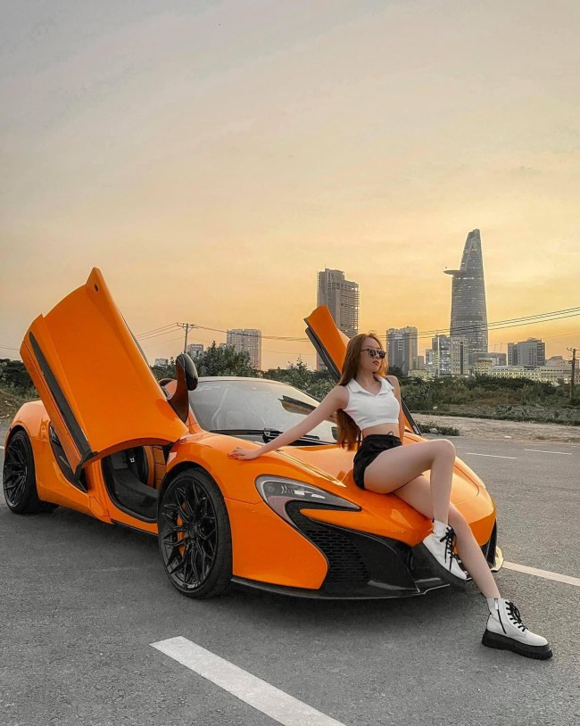 Đặng Dương Thanh Thanh Huyền từng là MC quen mặt của VTV khi dẫn nhiều chương trình như S – Vietnam, Siêu mẫu nhí, Tạp chí du lịch, Nét đẹp trầm hương... Sau nhiều năm gắn bó với Đài truyền hình Việt Nam, cô hiện chuyển công tác sang làm việc với các đài khác như HTV, FBNC.