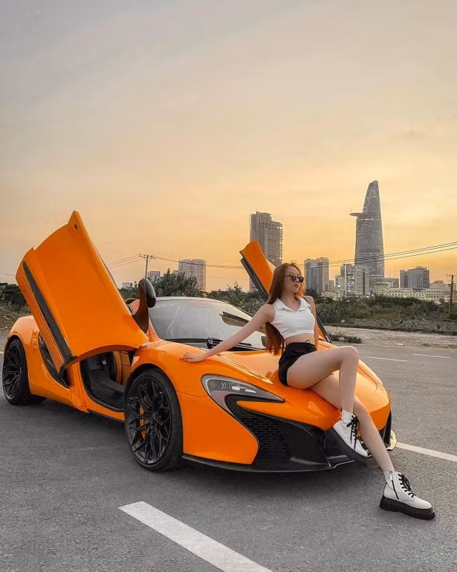 Đặng Dương Thanh Thanh Huyền từng là MC quen mặt của VTV khi dẫn nhiều chương trình như S – Vietnam, Siêu mẫu nhí, Tạp chí du lịch, Nét đẹp trầm hương... Sau nhiều năm gắn bó với Đài truyền hình Việt Nam, cô hiện chuyển công tác sang làm việc với các đài khác như HTV, FBNC.