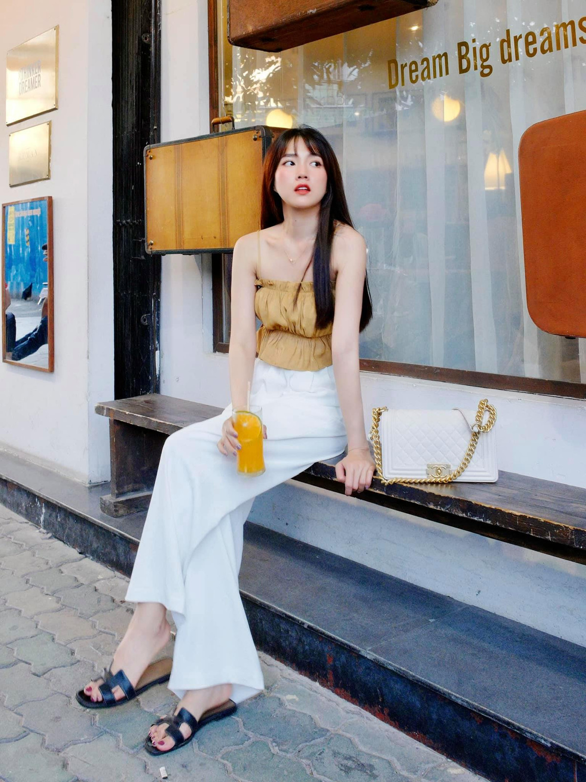 Đặc biệt, để có được vòng hai thon gọn, Kiều Trinh còn chăm chỉ gập bụng và plank. Gập bụng sẽ tác động trực tiếp đến vòng hai, trong khi đó plank cũng giúp kéo căng toàn bộ cơ thể, dồn lực lên vùng bụng để có được cơ bụng săn chắc hơn.