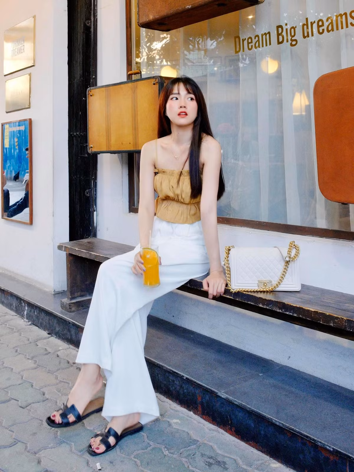 Đặc biệt, để có được vòng hai thon gọn, Kiều Trinh còn chăm chỉ gập bụng và plank. Gập bụng sẽ tác động trực tiếp đến vòng hai, trong khi đó plank cũng giúp kéo căng toàn bộ cơ thể, dồn lực lên vùng bụng để có được cơ bụng săn chắc hơn.