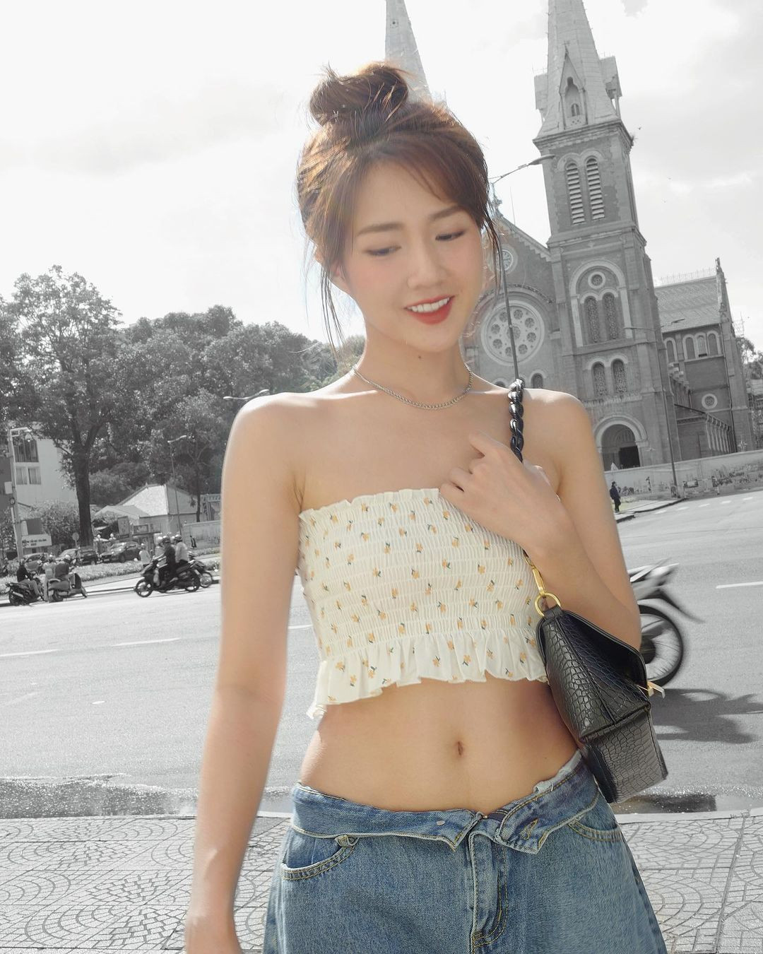 Dù chạy ngoài trời hay chạy với máy, nhất thiết bạn cần khởi động để làm nóng cơ thể cũng như tránh chấn thương bằng những động tác đơn giản như xoay khớp cổ tay, cổ chân, chạy nâng cao đùi, giãn cơ,… Tiếp đó là tập dáng chạy chuẩn, lưng thẳng, mắt nhìn về phía trước, chân, tay phối hợp nhịp nhàng.