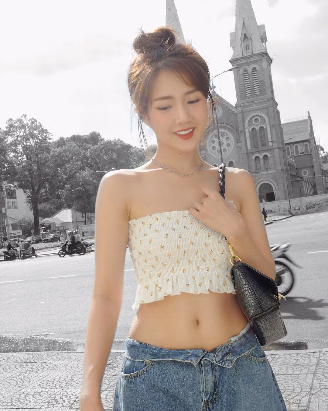 Bí quyết giữ dáng thon thả của Kiều Trinh là chạy bộ kết hợp với plank, gập bụng. Cô còn thành thật chia sẻ, bản thân ăn uống nhiều chứ không kiêng khem khắt khe.