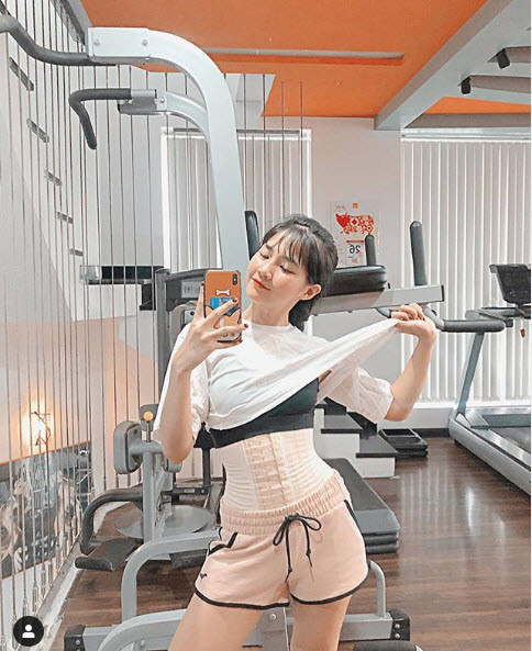 Ngoài ra, Kiều Trinh còn đeo nịt bụng latex trong lúc tập gym đề đốt calo vòng eo hiệu quả hơn. Đeo latex tập gym là thói quen của các tín đồ thể thao nhằm cải thiện vòng eo săn chắc, tạo điểm thắt eo tuyệt đẹp cho cơ thể. Ảnh: FBNV, IG.