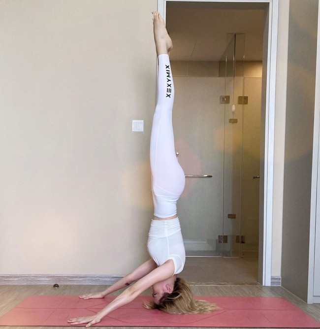 Nhờ chăm chỉ luyện tập theo sự hướng dẫn của giáo viên yoga, Thiều Bảo Trâm thực hiện thành thục nhiều động tác yoga khó như trồng cây chuối, xếp hình chim bồ câu, kim cương, nửa trái tim hoặc dùng tay chống đỡ cả cơ thể trên cao.