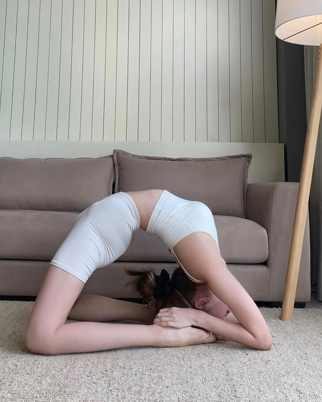 Thiều Bảo Trâm thực hiện động tác yoga uốn dẻo hình kim cương cực khó.