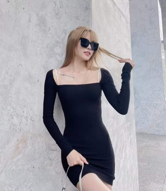 Nhờ có vóc dáng hoàn hảo, Thiều Bảo Trâm thường xuyên khoe vóc dáng thon gọn, mảnh mai trong loạt váy áo ôm sát, phối ren xuyên thấu hay cắt xẻ nhiều khoảng hở. Ảnh: IG, FB.