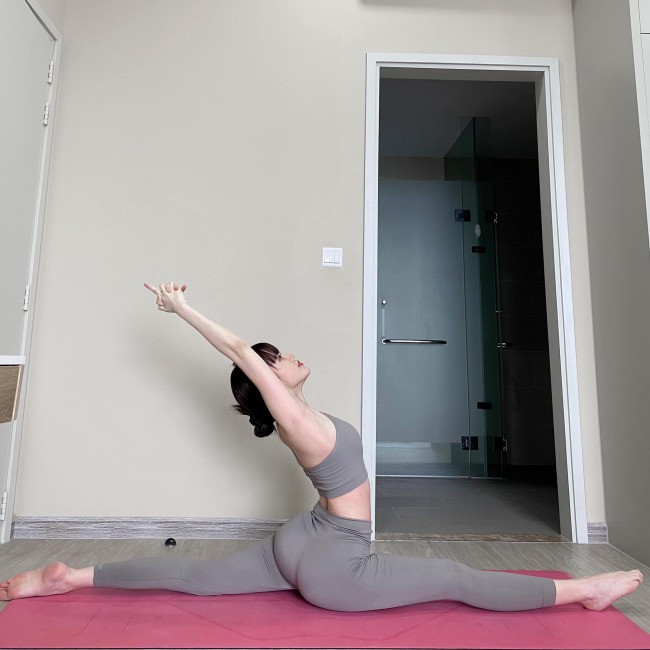 Yoga là một trong những bộ môn được Thiều Bảo Trâm duy trì đều đặn để giữ gìn vóc dáng. Thiều Bảo Trâm tập yoga từ một năm trước. Cô tập luyện mỗi ngày.