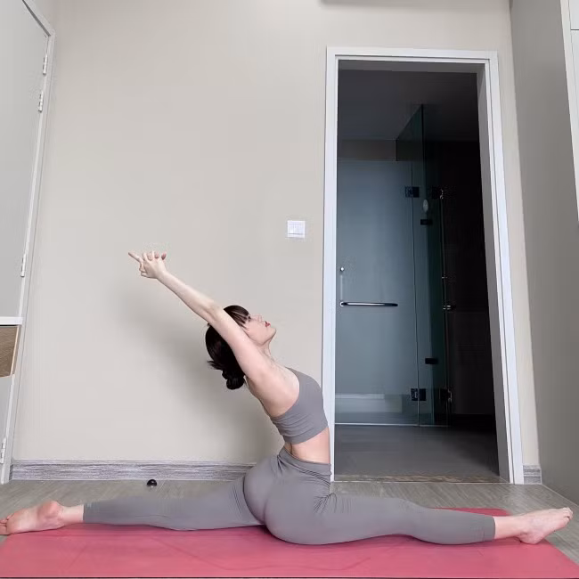 Yoga là một trong những bộ môn được Thiều Bảo Trâm duy trì đều đặn để giữ gìn vóc dáng. Thiều Bảo Trâm tập yoga từ một năm trước. Cô tập luyện mỗi ngày.