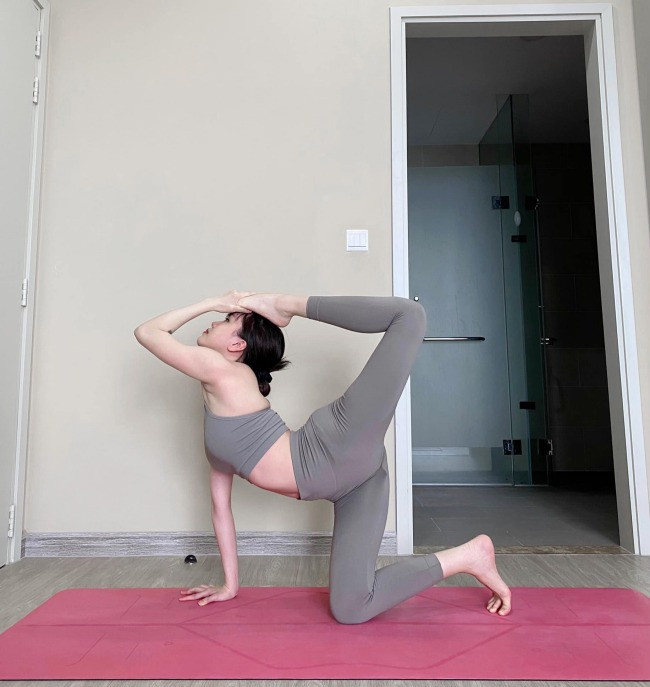 Nhờ giãn cách xã hội trong năm 2020, Thiều Bảo Trâm có nhiều thời gian để dành cho bản thân hơn. Cô tập yoga từ những động tác đơn giản tới những động tác khó, đòi hỏi quá trình mở khớp uốn dẻo nhiều hơn.