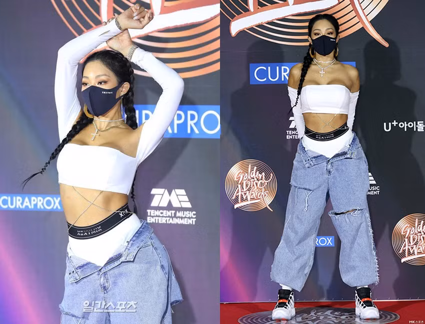 Cũng ở thảm đỏ Grammy Hàn Quốc, nữ rapper Jessi mặc hở hạo trong bộ trang phục cá tính giữa cái lạnh “cắt da cắt thịt”.