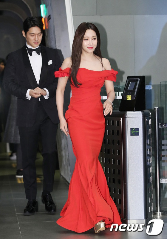 Nữ diễn viên Lee Yoo Ri nổi bật khi xuất hiện với váy đỏ, dáng đuôi cá và hở vai.