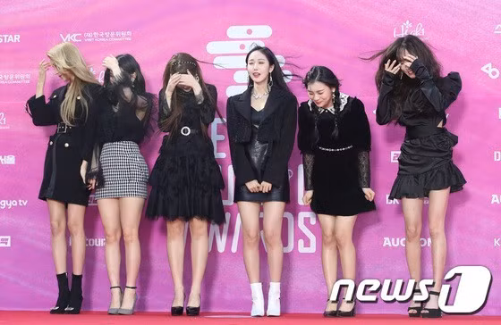 Nhóm nhạc nữ G-Friend người thì mếu máo vì lạnh, người thì giữ trang phục để không bị lộ nội y vì gió.