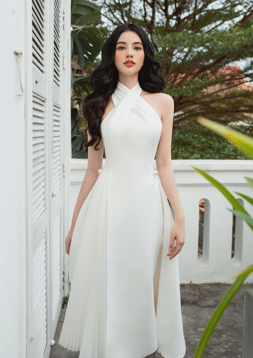 Vẻ đẹp sắc sảo và quyến rũ của Cẩm Đan trong các khung hình thực sự gây ấn tượng với người xem.