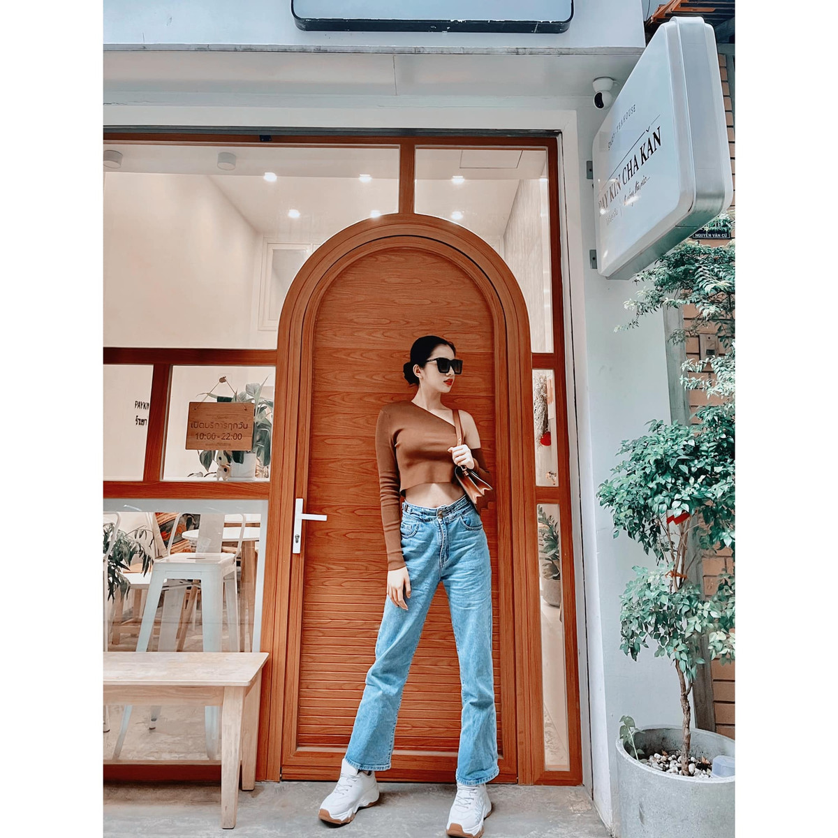 Ngoài đời thường, Cẩm Đan cũng tự tin khoe eo thon trong những trang phục trẻ trung, cá tính.