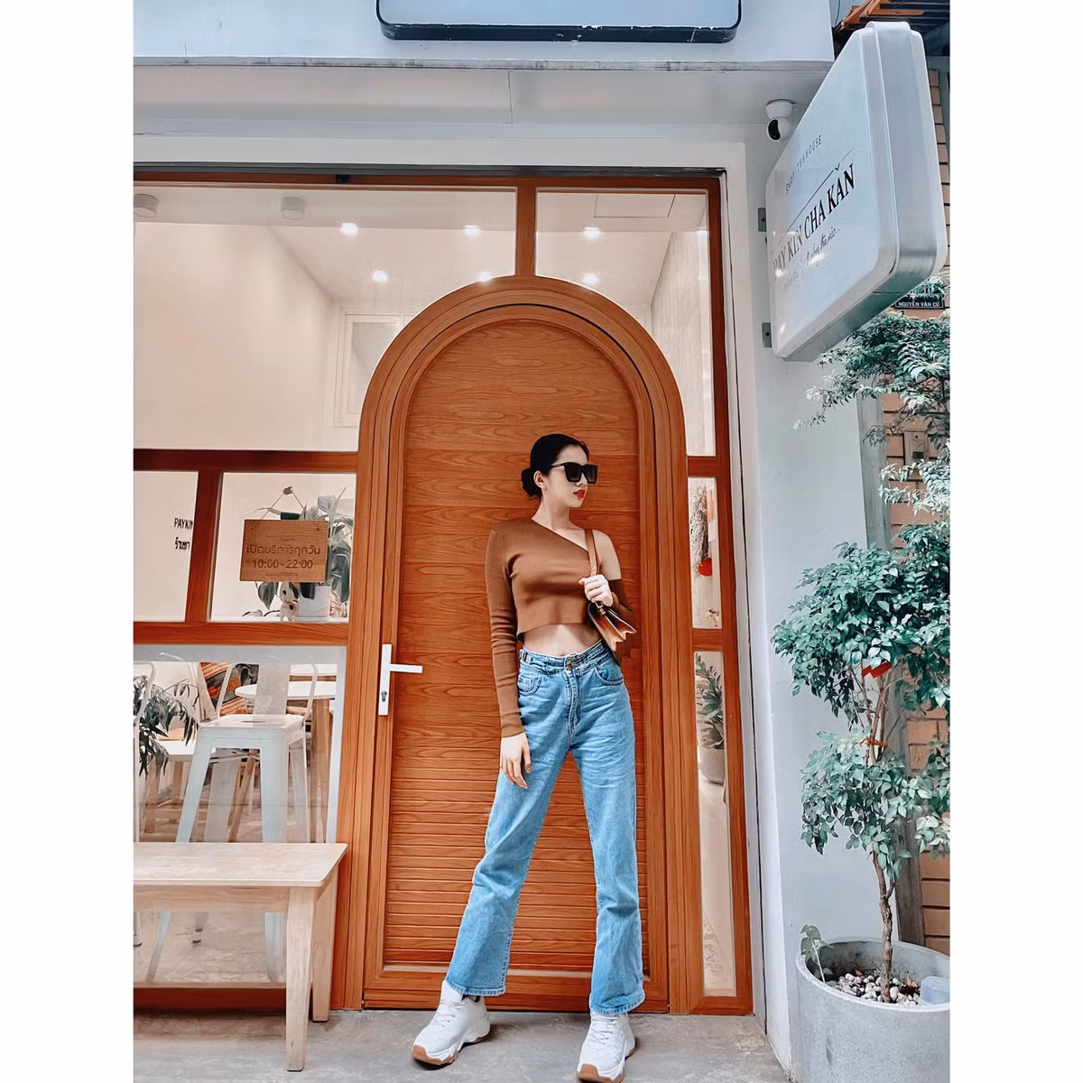 Ngoài đời thường, Cẩm Đan cũng tự tin khoe eo thon trong những trang phục trẻ trung, cá tính.