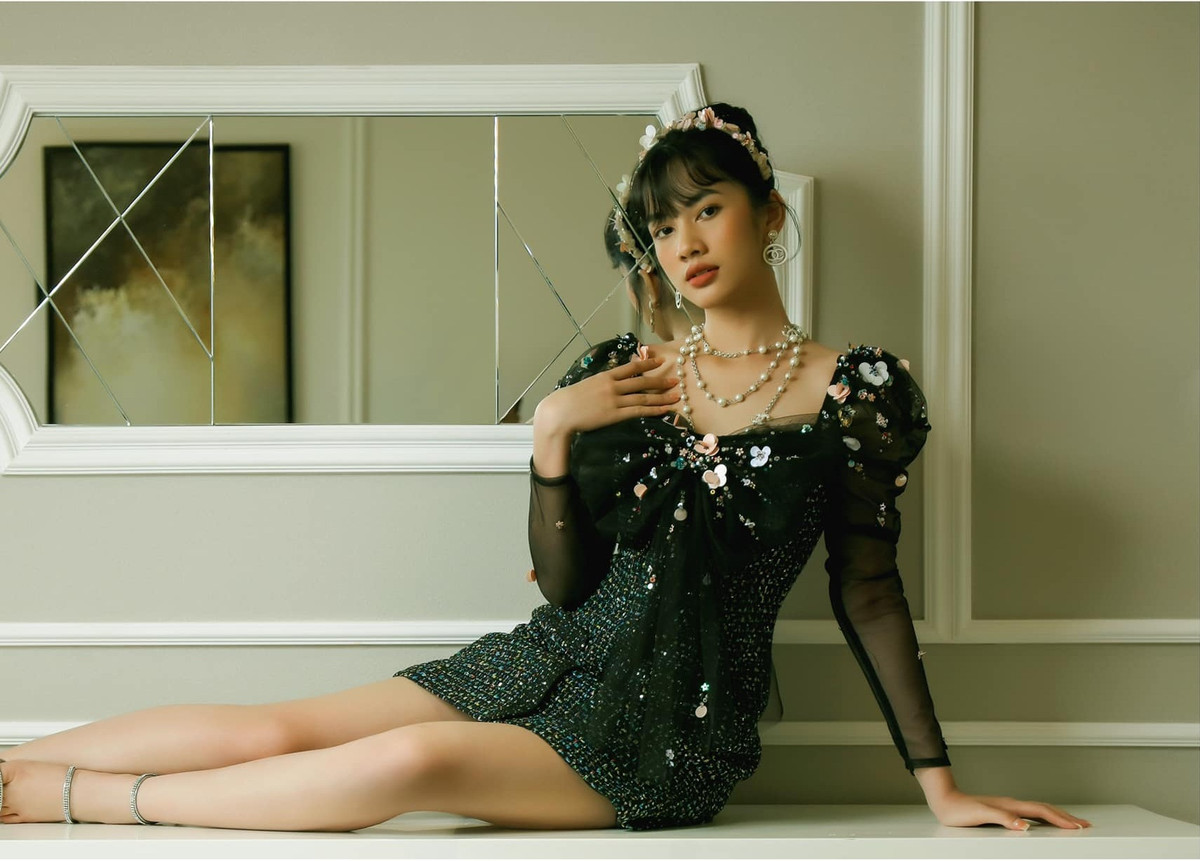 Cẩm Đan được nhiều nhà thiết kế nổi tiếng với phong cách nóng bỏng mời trình diễn bộ sưu tập mới.