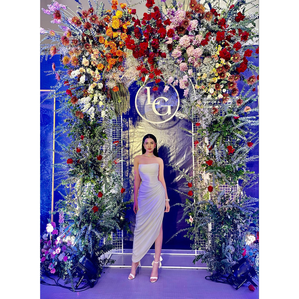 Mỹ nhân 19 tuổi thực sự gợi cảm trong kiểu đầm cúp ngực chân váy lệch sexy.