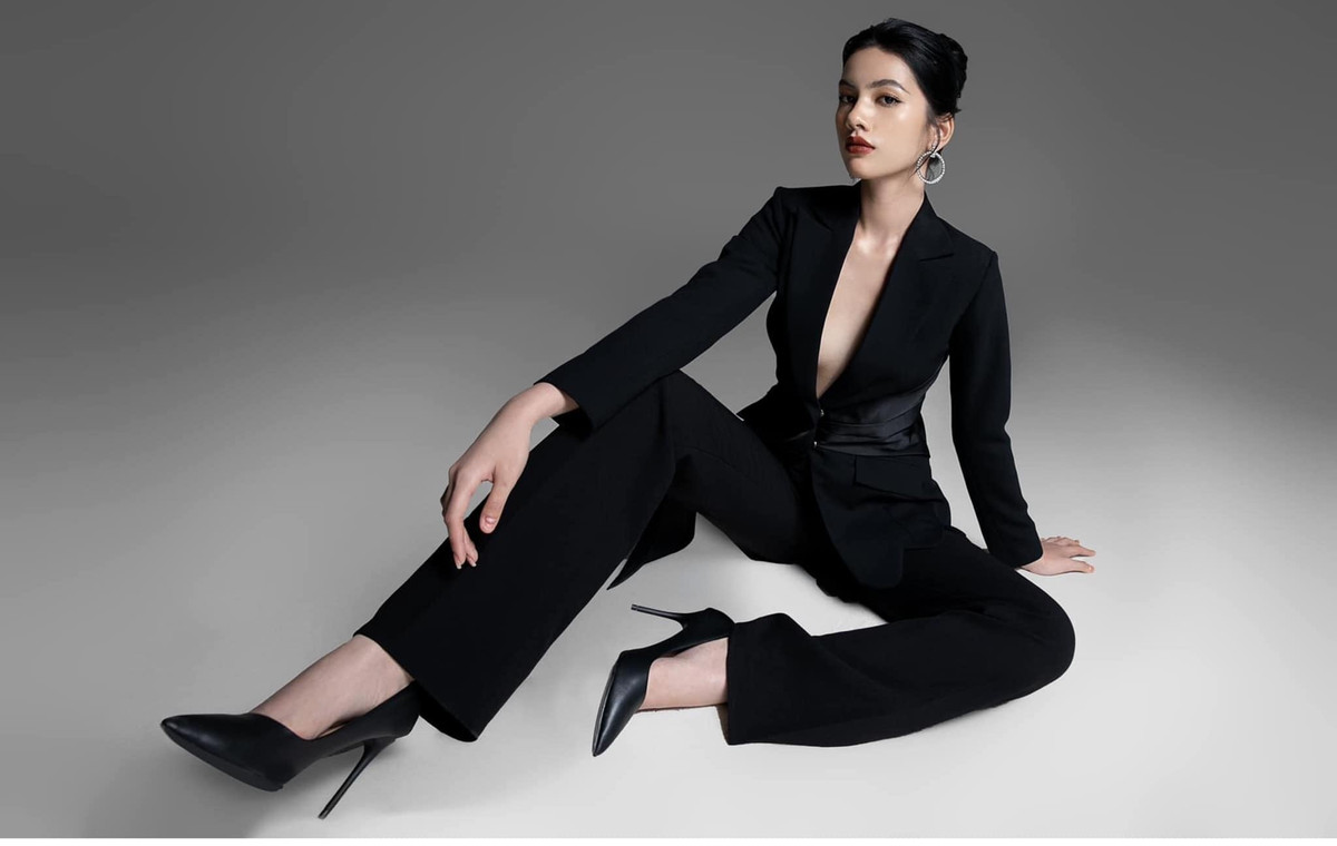 Người đẹp An Giang khoe thần thái sang chảnh và vẻ quyến rũ khi mặc suit không nội y. Ảnh: FBNV.