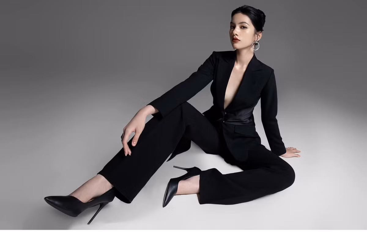 Người đẹp An Giang khoe thần thái sang chảnh và vẻ quyến rũ khi mặc suit không nội y. Ảnh: FBNV.