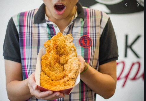 Thay vì dùng đùi hay cánh để chiên, món ăn sử dụng phần lườn, được áo lớp vỏ giòn rụm, bên trong vẫn mềm ẩm, tươi ngọt. Bạn có thể lựa chọn hương vị sốt cay hoặc trứng muối để thưởng thức. Ảnh: Internet.