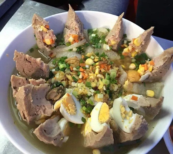 Viên bò cắt ra sẽ được cho thêm hành rồi chan nước lèo. Mỗi suất như vậy cũng đủ no căng bụng mà chẳng cần gọi thêm mì hay hủ tíu.