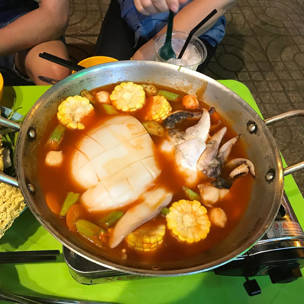 Mực khổng lồ thường có 2 cách chế biến quen thuộc là mực nướng hoặc mực hầm sốt tương đen. Tuỳ vào sở thích, bạn có thể lựa chọn loại phù hợp với mình. Giá cho mỗi suất dao động từ 55 - 100 nghìn đồng tuỳ lượng mực và tuỳ nơi bán.