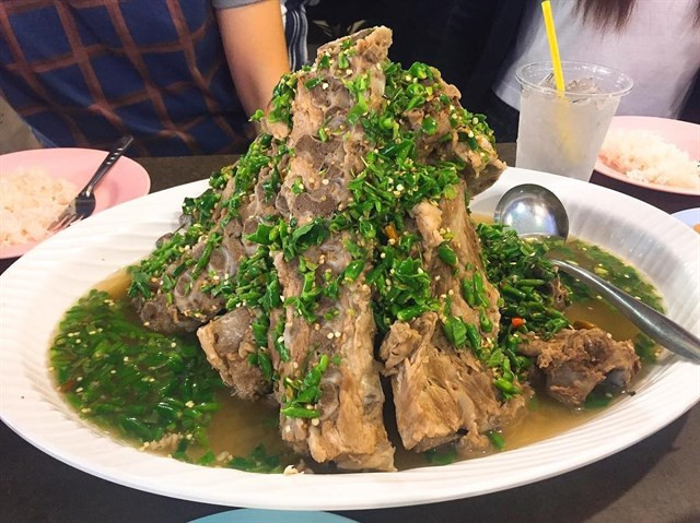 Nếu là tín đồ của ẩm thực Thái, bạn có thể thưởng thức món sườn cay khổng lồ sốt gia vị tại những địa chỉ như Cục Ta Cục Tác, Vy Garden...