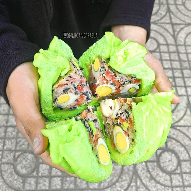 Ngoại trừ kích thước "khủng", bánh bao vẫn giữ được kết cấu, hương vị truyền thống như vỏ mềm thơm, nhân thịt đậm đà. 