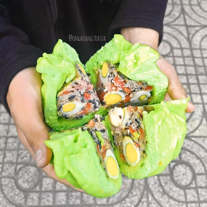 Ngoại trừ kích thước "khủng", bánh bao vẫn giữ được kết cấu, hương vị truyền thống như vỏ mềm thơm, nhân thịt đậm đà. 