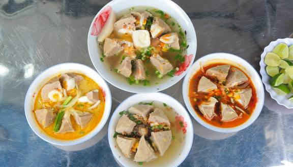 Giá cho mỗi viên bò này là 30.000 đồng, nhưng nếu mạnh dạn hơn thì bạn có thể gọi viên sumo có giá 55.000 đồng. Và đương nhiên là kích thước của viên bò sumo này cũng "siêu to khổng lồ" hơn nhiều đó.