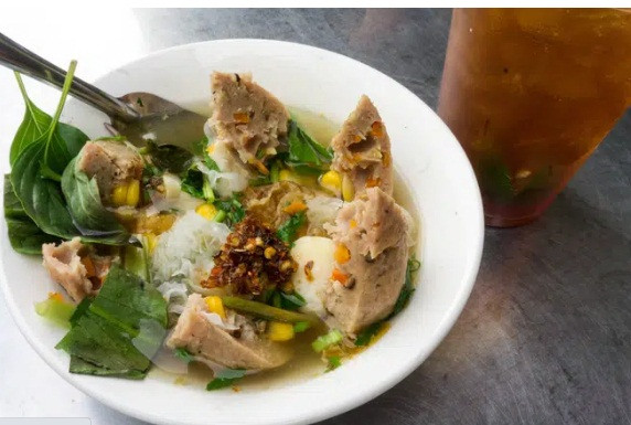 Bò viên khổng lồ: Viên bò này to ngang một chiếc tô lớn, được nhồi rất nhiều nhân như phô mai, trứng cá hồi, bào ngư, ngô Mỹ...