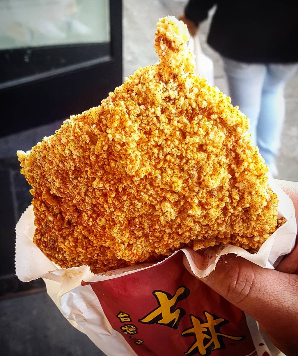 Gà rán size XL: Món gà rán khổng lồ của Đài Loan này đã trở thành món ăn thu hút tín đồ ăn vặt Sài thành bởi kích thước, hương vị độc đáo.