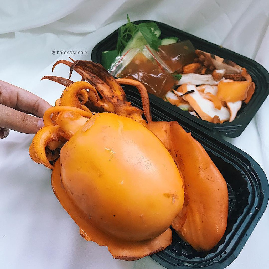Mực "siêu to khổng lồ": Tuy gây sốt đã được một thời gian khá dài nhưng mực khổng lồ vẫn được nhiều bạn trẻ lựa chọn bởi kích thước rất hấp dẫn cùng cách chế biến bắt vị.