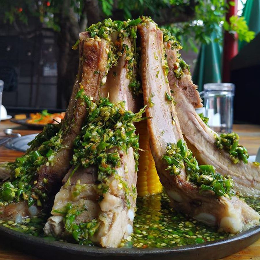 Sườn cay khổng lồ: Đây là một trong những món ăn size “khủng”, ngập sốt ớt xanh, cay nóng, kích thích vị giác thực khách ở TP HCM. Những chiếc xương được xếp chồng lên nhau, bày trên dĩa lớn dễ khiến thực khách liên tưởng đến ngọn núi hùng vĩ.