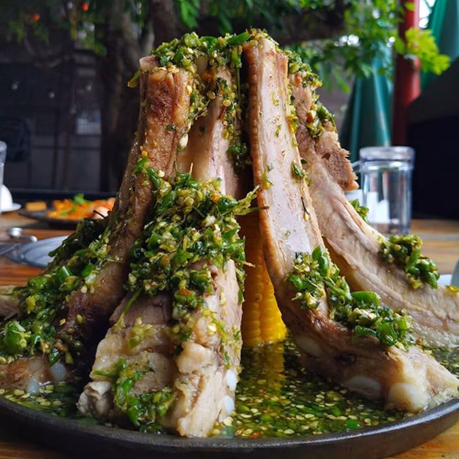 Sườn cay khổng lồ: Đây là một trong những món ăn size “khủng”, ngập sốt ớt xanh, cay nóng, kích thích vị giác thực khách ở TP HCM. Những chiếc xương được xếp chồng lên nhau, bày trên dĩa lớn dễ khiến thực khách liên tưởng đến ngọn núi hùng vĩ.