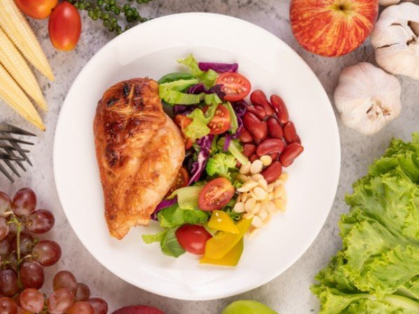 4. Sắt: Thiếu máu phổ biến ở phụ nữ nhiều hơn nam giới. Trong khi nam giới cần khoảng 8 mg sắt trong chế độ ăn hàng ngày thì phụ nữ cần tới 18 mg. Phụ nữ trên 40 tuổi, mặc dù họ không phải lo lắng như phụ nữ trong độ tuổi sinh đẻ về vấn đề thiếu sắt, nhưng họ vẫn cần một lượng sắt tốt cho sức khỏe tổng thể. Nguồn thực phẩm cung cấp sắt: Thịt đỏ, thịt lợn và thịt gia cầm, đậu, hải sản, các loại rau lá xanh đậm, trái cây khô...