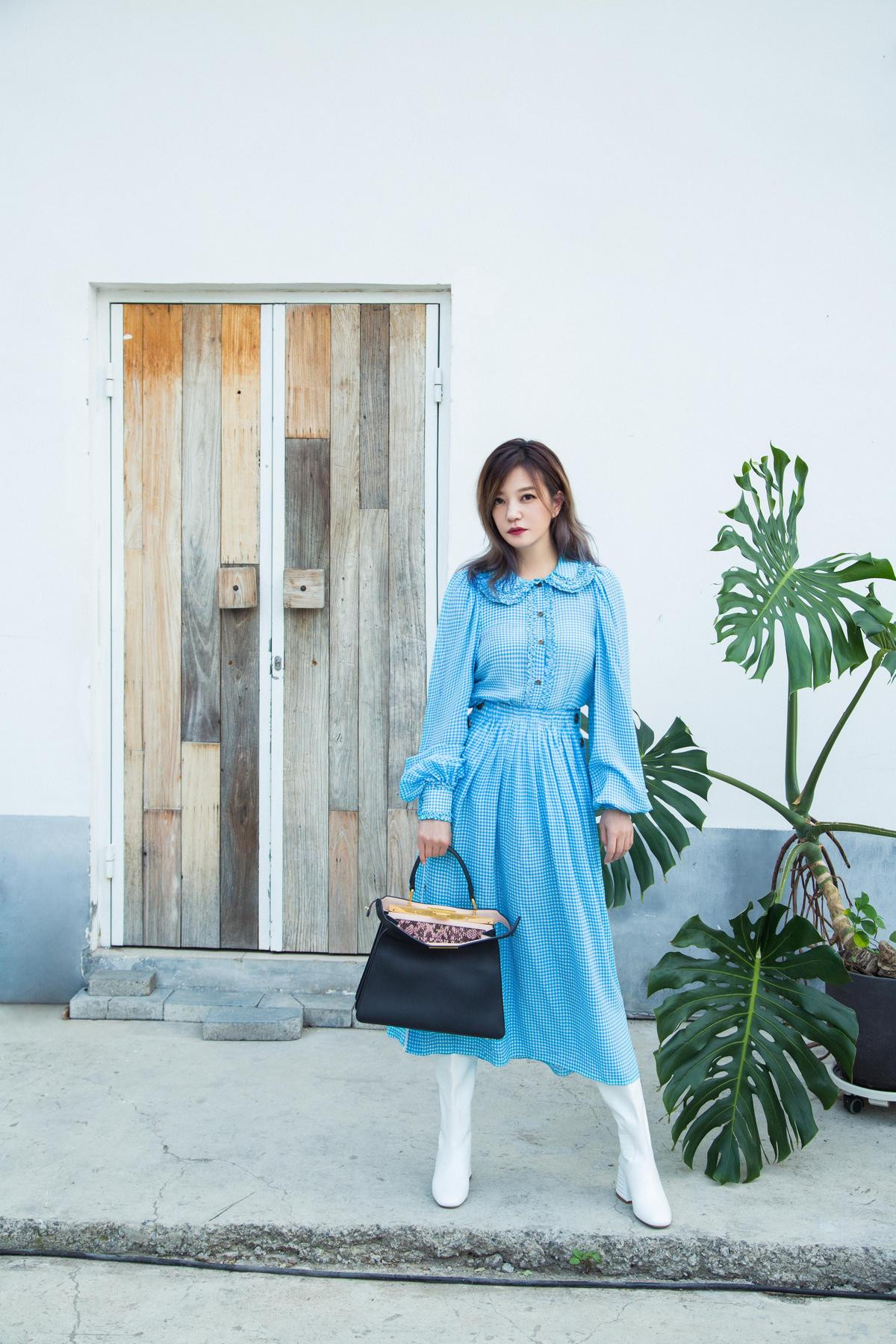 Triệu Vy nữ tính trong bộ váy chấm bi quảng bá túi cho nhà mốt Fendi.