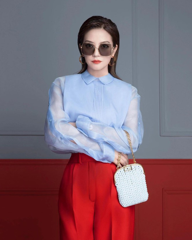 Đã bước sang tuổi 45 nhưng nữ diễn viên Hoa ngữ vẫn xinh đẹp rạng ngời trong các thiết kế thời trang của Fendi.