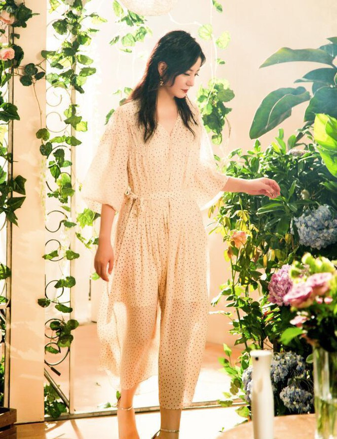 Triệu Vy hóa quý cô dịu dàng với chiếc váy chấm bi nhẹ nhàng, tinh tế.