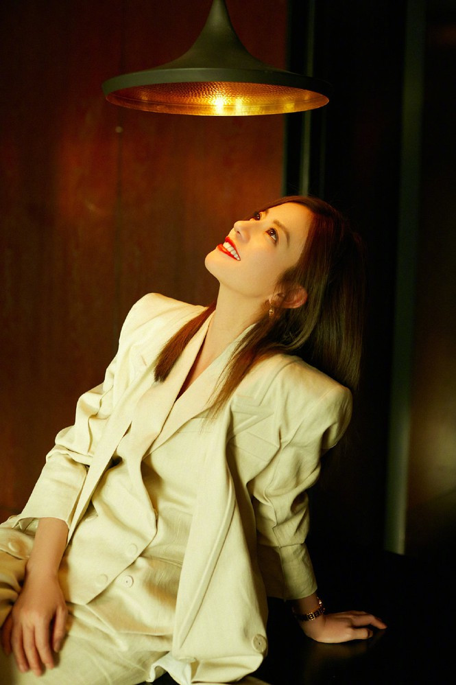 Dù đã ở tuổi ngoài tứ tuần nhưng Triệu Vy vẫn có sức hút mãnh liệt đối với các thương hiệu đình đám.