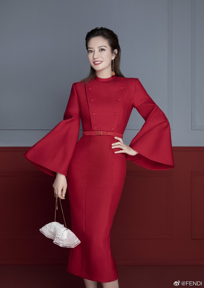 Gu thời trang của Triệu Vy trước đây ít khi được đánh giá cao. Tuy nhiên, sắc vóc và nhan sắc gần đây của cô thực sự "thăng hạng".