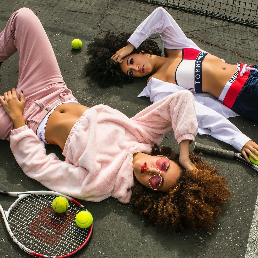 Cả hai chị em nhà Guessab đều có niềm đam mê với gam màu táo bạo và các hoạ tiết in đặc trưng của thập niên 90s.