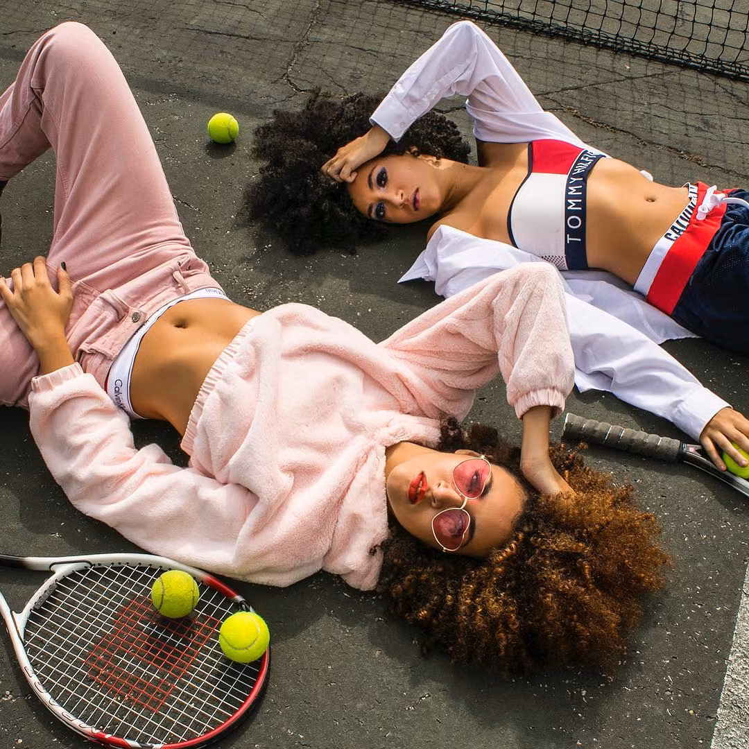 Cả hai chị em nhà Guessab đều có niềm đam mê với gam màu táo bạo và các hoạ tiết in đặc trưng của thập niên 90s.